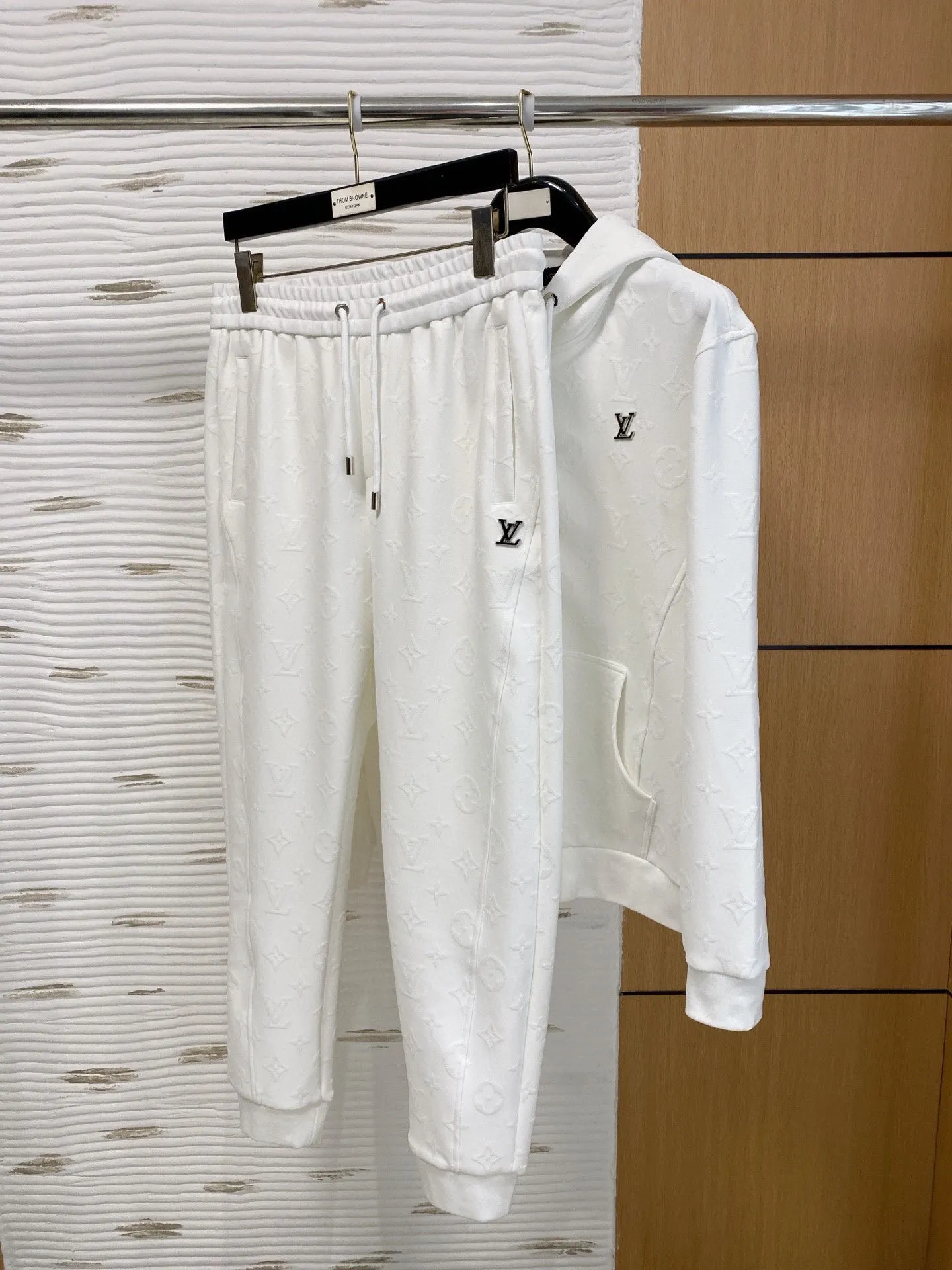 🅿️720 LV hot-selling suit is coming. Focus on the original version of the official website. 2025 new hot-selling cardigan suit. The original order is the best. 🇭🇰The meticulous work of top designers. It has a fitting and perfect upper body effect. All-natural high-quality Tencel Roman cotton 100%, close-fitting comfort, noble and elegant! Original hardware embodies elegance and nobility! Counter size: M-3XL (maximum wear up to 190 pounds)